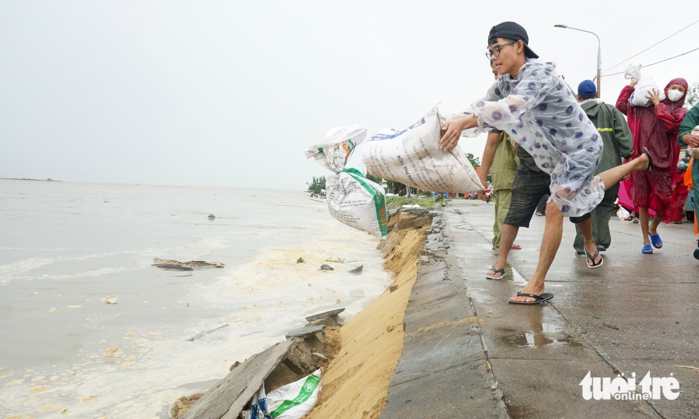 岘港海口恐怖滑坡近景:民众和部队正忙着‘修补’堤岸